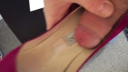 pembe Jimmy Choo topuklu ayakkabılarının içine çabucak boşalmak