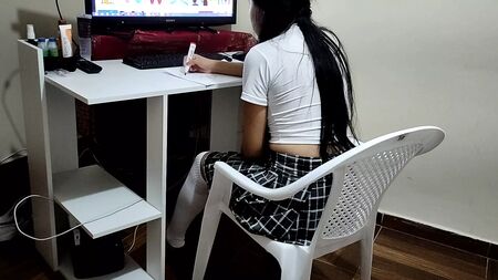Cinsel eğitim ödevinde 18 yaşındaki güzel liseli kıza yardım eden sapık öğretmen