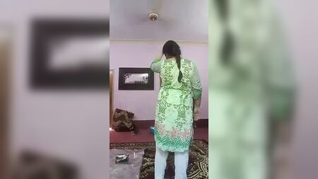 Pencaplı teyze ve amca evde sevişiyor