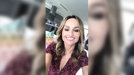 Giada De Laurentiis, 02 numaralı videoda dekolte giyiyor