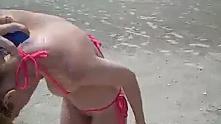 Bethanie Skye, amını örtmeyen bir bikiniyle!