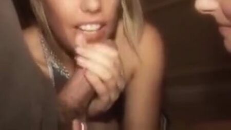 İki seksi İngiliz kız, bir erkeği paylaşıyor ve spermlerini değiştiriyor