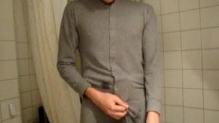 Pijamalı bir adam mastürbasyon yapıyor