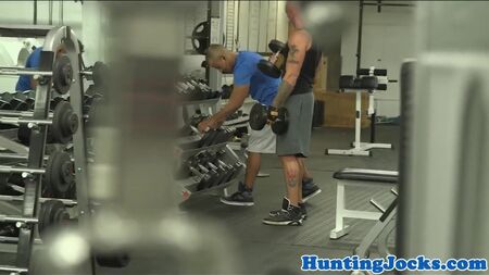 Spor salonunda götünden sikilen kaslı sporcu
