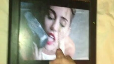 Miley Cyrus'un "Wrecking Ball" şarkısına adanmış GIF