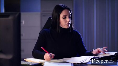 Daha derine. Gabbie Carter, Angela White ve kocasına boyun eğiyor