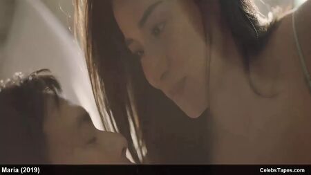Seksi ünlü Cristine Reyes duşta çıplak