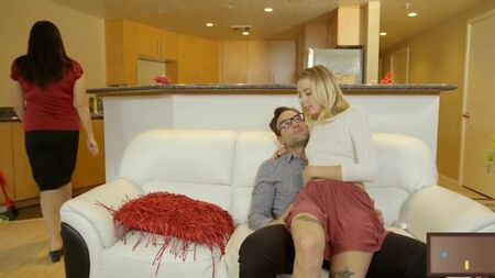 Üvey babanın kucağına oturmak için yaşın biraz fazla değil mi? O hasta bir adam, üvey anne