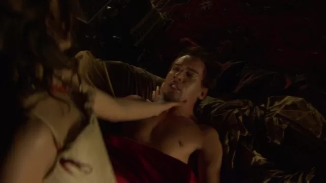 Mulatto mushuk rasmlar Qoshnining xonasida kamera bor.