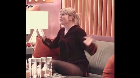 Taylor Swift kanepede zıplıyor
