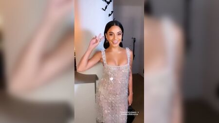 Vanessa Hudgens, seksi elbisesiyle yeni büyük göğüslerini sergiliyor