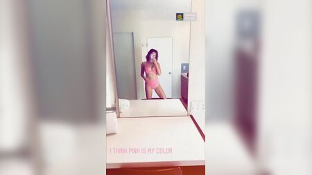 Ashley Tisdale'in pembe bikinili seksi ayna selfiesi