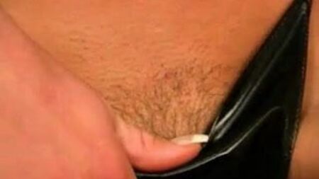 Parlak PVC iç çamaşırlarıyla oynayan çok seksi bir kadın
