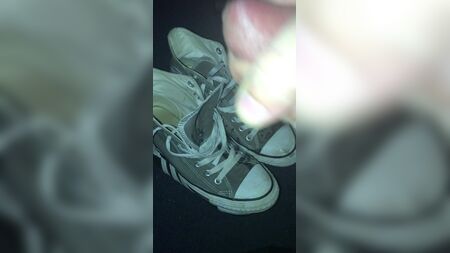 Kızların gri Converse yüksek bilekli spor ayakkabılarına boşal