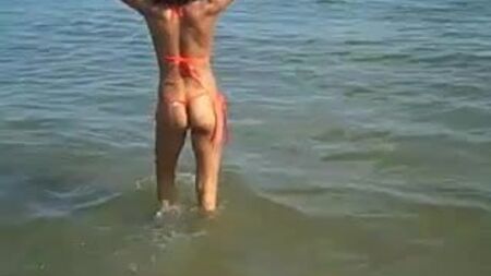 18 Yaşındaki Güzellik, Şeffaf G-String Bikiniyle!