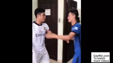 Futbol forması giymiş iki Asyalı seks yapıyor