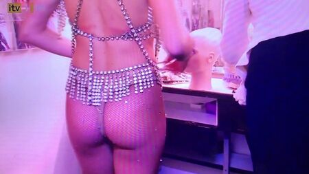 Amanda Holden kıçını gösteriyor
