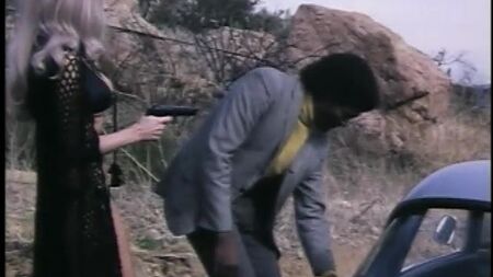 Dobie Gray, 1974 yapımı Mean Mother filminde Robyn Hilton'un üstünü çıkarıyor