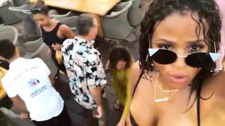 Christina Milian tatilde inanılmaz seksi görünüyor
