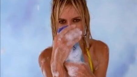 Heidi Klum şampuan şişesiyle eğlence