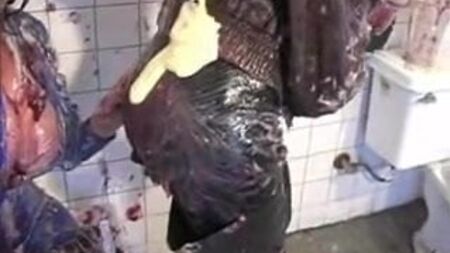 Dağınık görünümlü lastik diz üstü çizmeler!