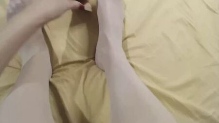 Seks oyuncağıyla ayak fetişi oyunu