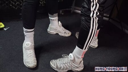 Max Verstappen'e benzeyen bir adam, Nike TN'ler ve eşofman giymiş, gizlice seksi Hollandalı çocuğu becerip boşalıyor
