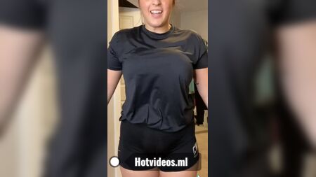 Tati Xo, Kocaman Doğal Göğüslerini Sergiliyor