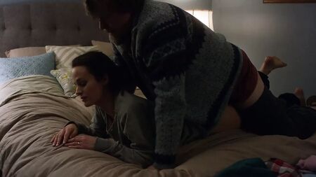 Elizabeth Reaser - Easy 1. Sezon 1. Bölüm Seks Sahneleri