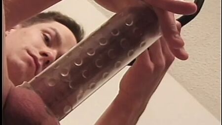 Sert ve genç vücutlu seksi beyaz erkekler, penis pompaları kullanarak devasa penisler elde ediyor