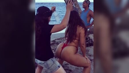 Ashley Graham'ın Plajda Büyük Kalçalarıyla Twerk Yapması