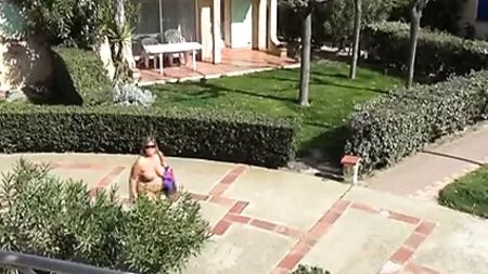 Bir çıplaklar tatil beldesinde güneşin tadını çıkarın