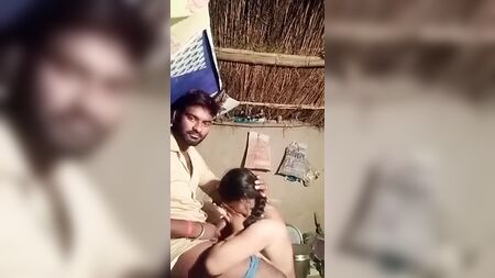 Çıplak Hintli anne ve üvey babası siki yalıyor