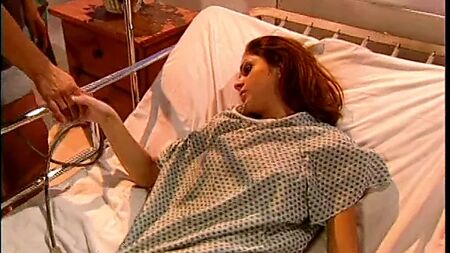 Büyük kayışlı dildo, kaçak esmer gencin sevimli küçük amcığını dolduruyor
