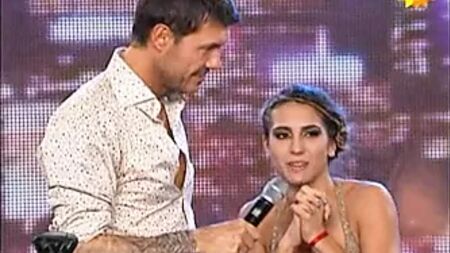 Cinthia Fernandez, diş ipi giyerek Adagio dansını yapıyor