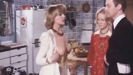 Carol Hawkins, Pikey için göğüslerini ortaya çıkarıyor