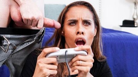 Üvey Anne Üvey Oğlunun Video Oyunu Kumandasıyla Oynuyor - MommyBlowsBest