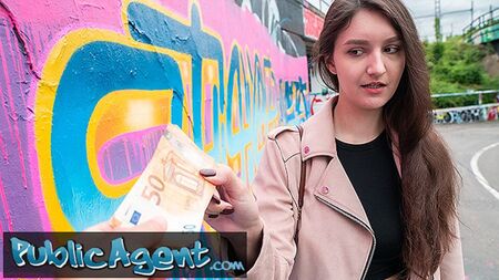 Public Agent - 19 yaşındaki çok sevimli üniversiteli genç sanat öğrencisi, güzel doğal göğüsleriyle açık havada büyük bir penisle sevişiyor