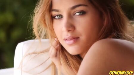 Süper seksi kız amıyla oynuyor