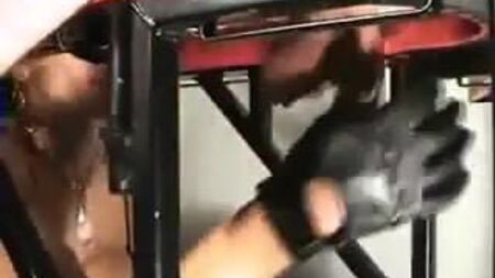 Domme Tarafından Boks Torbası Gibi Kullanılan Penis ve Testisler
