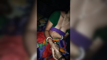 Kocası tarafından mutlu olduğu anlarda kaydedilen Desi bhabhi (Bölüm 1)