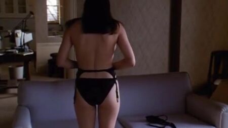 Jennifer Connelly, seksi sütyen ve külotuyla kalıyor