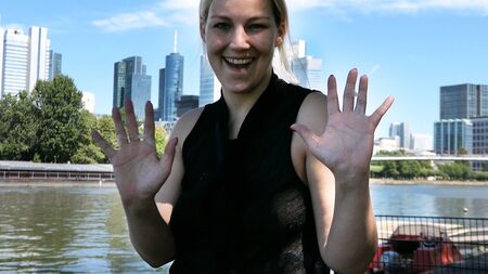 Frankfurt'un Ortasında Gizli El İşi! Bol Meni ile Devasa Bir Halka Açık Seks!