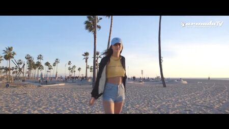 Loud Luxury feat. brando - Body (Resmi Şarkı Sözü Videosu)