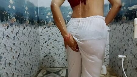 Beyaz şortla banyo yapan Hintli anne beni rahatlatıyor