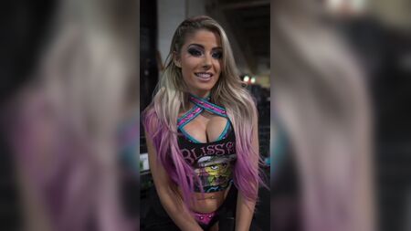 WWE - Alexa Bliss'in göz alıcı dekoltesi 02
