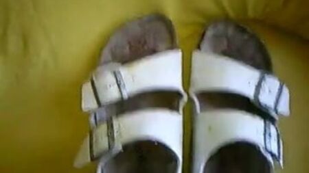 Birkenstock sandaletlerine boşalmak