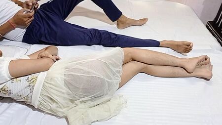 Üvey kardeşim az önce küçük kız kardeşimi becerdi, net sesli full HD Hintçe seks videosu, DESIFILMY45'ten yeni Desi porno seks videosu
