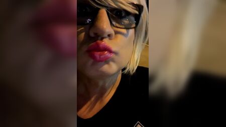 Çılgın Sıcak, Cindie Love, Cesur ve riskli sokak fahişesi, külot, trans