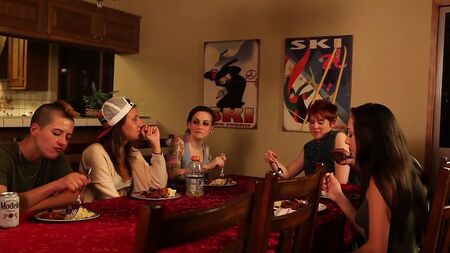 Jenna Sativa ve Jess Gatsby, dövmeli lezbiyen gençler, sevişiyorlar